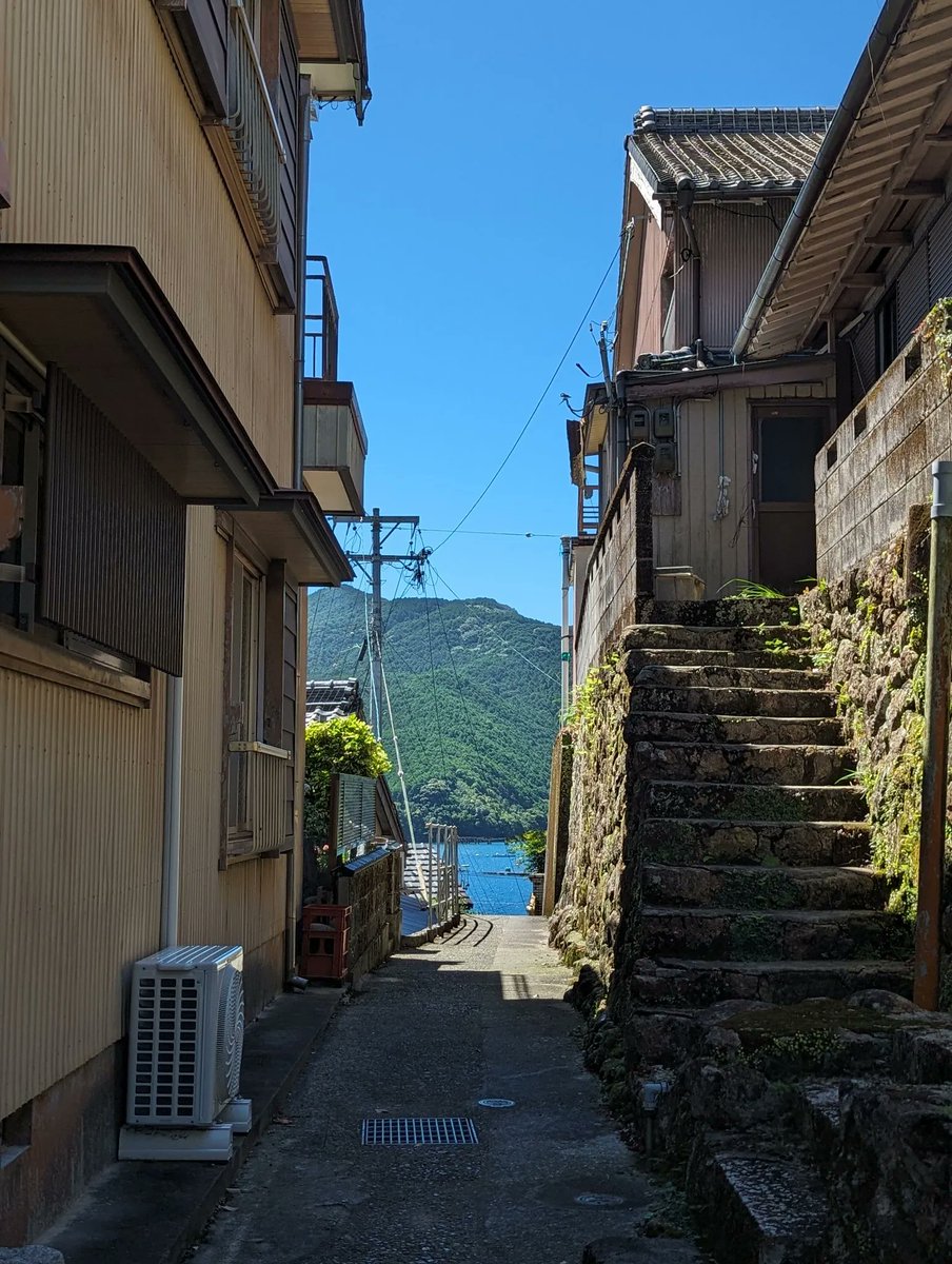 Artwork by なんかいい路地bot